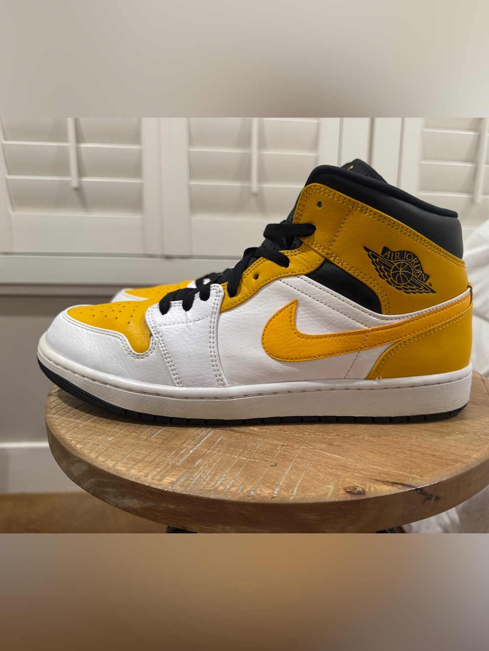 Air Jordan 1 Retro Mid University Gold/White/Black Men's Size 12 New 554724-170